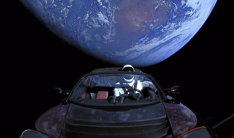 Templos a Teslas: ¿por qué estamos tan obsesionados con poner cosas en órbita?